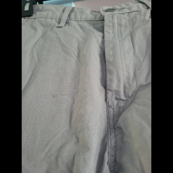 Men's size 30 gray cargo shorts. Levi's brand - Picture 2 of 6